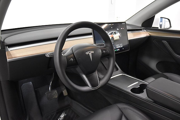 Tesla Model Y 9 of 26
