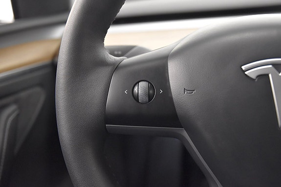 Tesla Model Y 10 of 26
