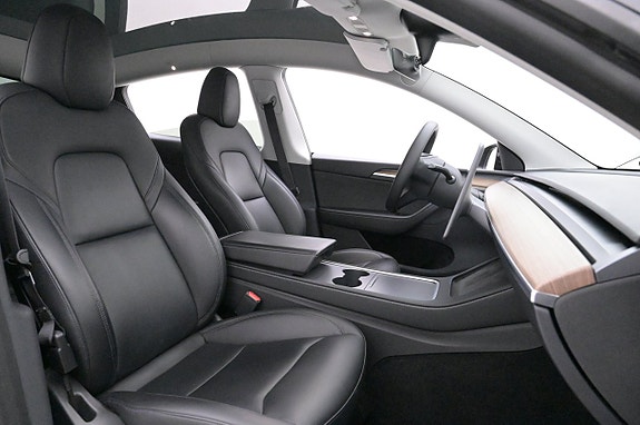 Tesla Model Y 12 of 27