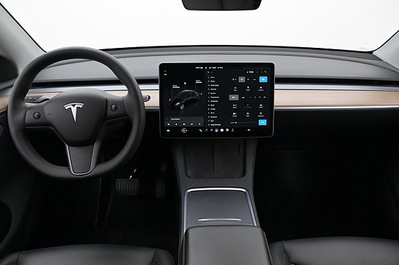 Tesla Model Y 7 of 27