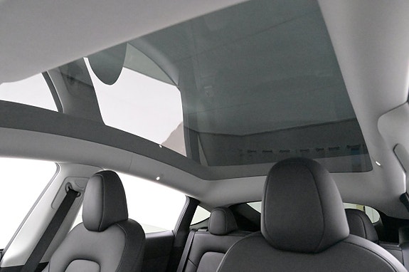 Tesla Model Y 24 of 27