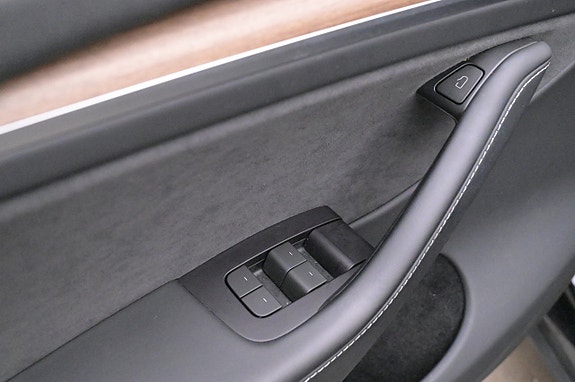 Tesla Model Y 10 of 27