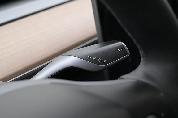 Tesla Model Y 8 of 27