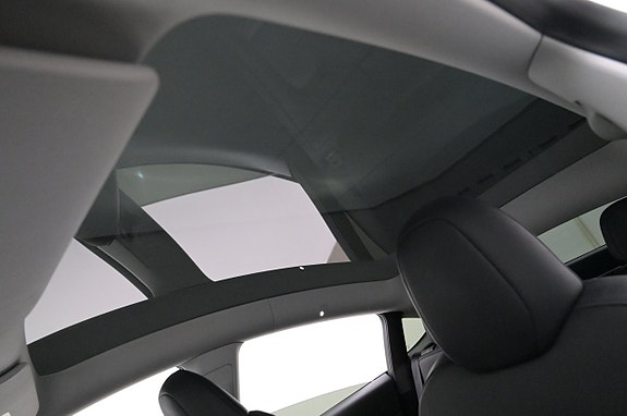 Tesla Model Y 24 of 27
