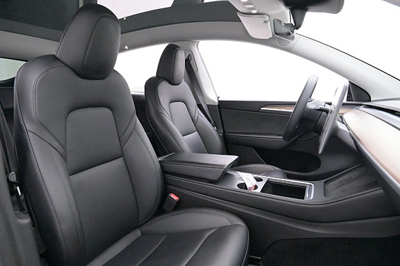 Tesla Model Y 12 of 27