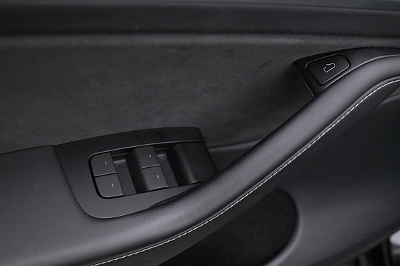 Tesla Model Y 10 of 27