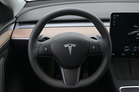 Tesla Model Y 7 of 27