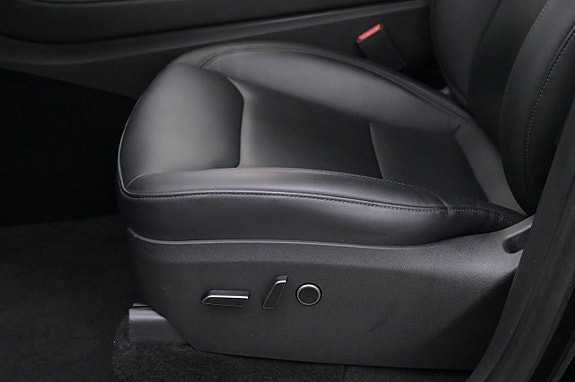 Tesla Model Y 11 of 27