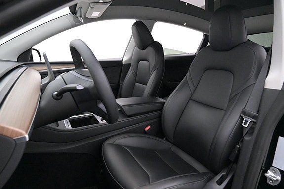 Tesla Model Y 9 of 27