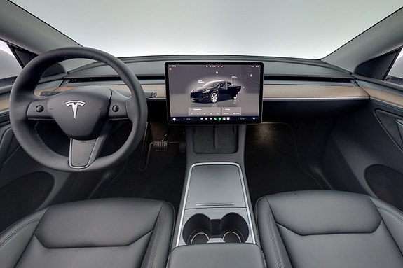 Tesla Model Y 13 of 26