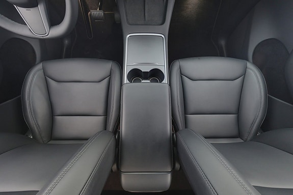 Tesla Model Y 14 of 26