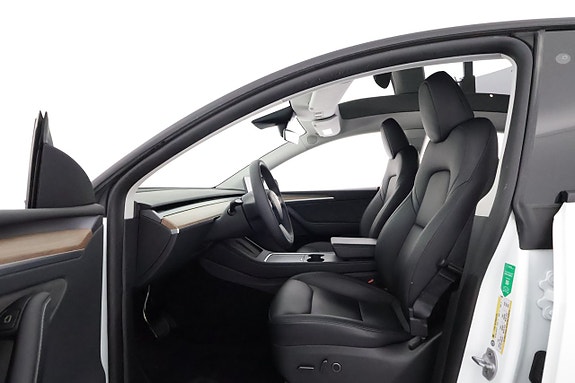 Tesla Model Y 10 of 26