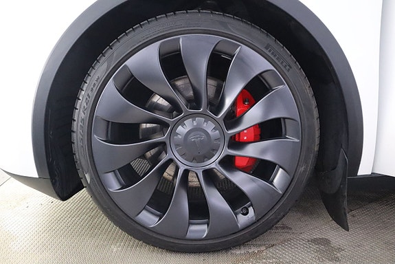 Tesla Model Y 9 of 19