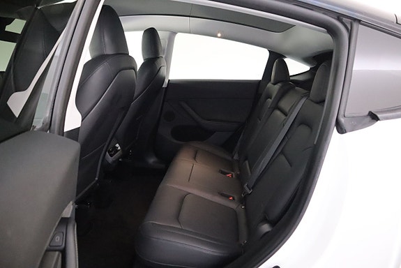 Tesla Model Y 13 of 19