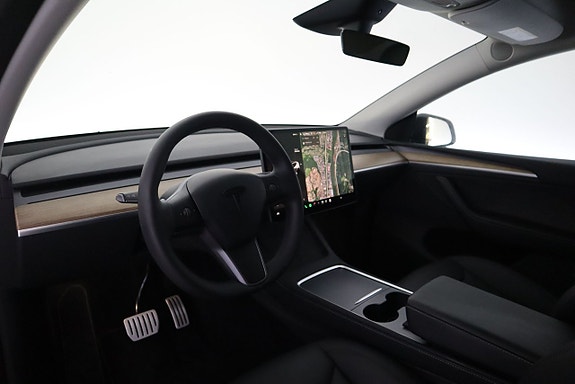 Tesla Model Y 10 of 19