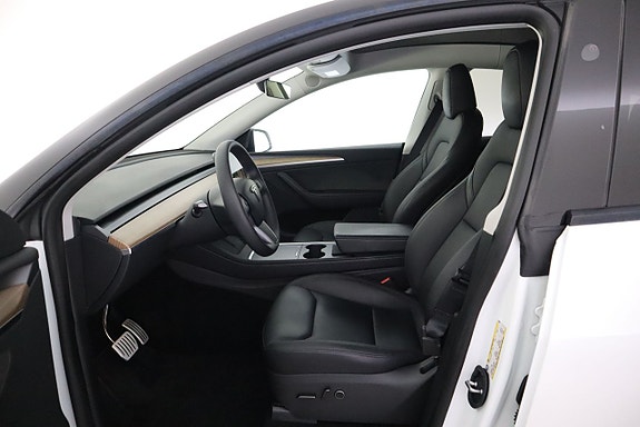 Tesla Model Y 11 of 19