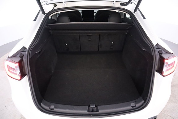 Tesla Model Y 18 of 19
