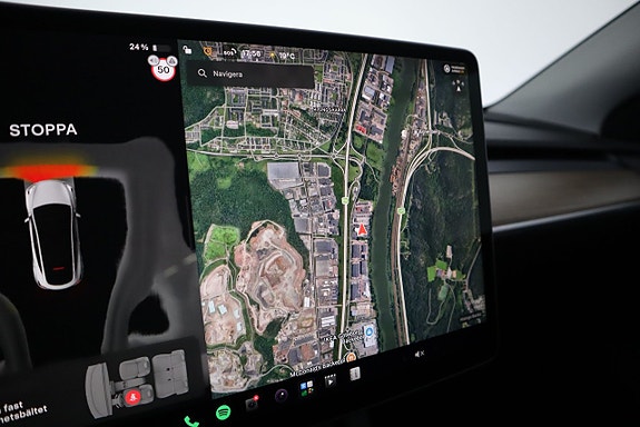 Tesla Model Y 14 of 19