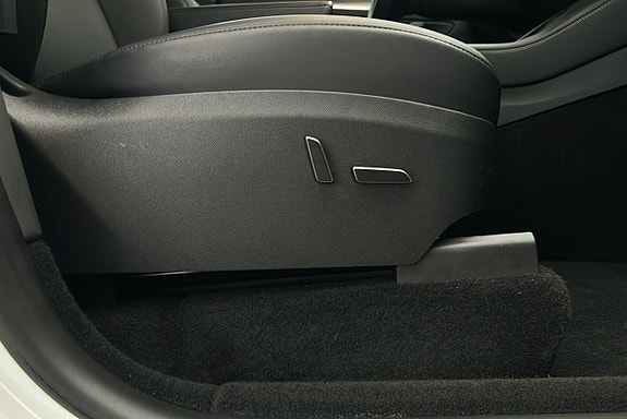 Tesla Model Y 16 of 25