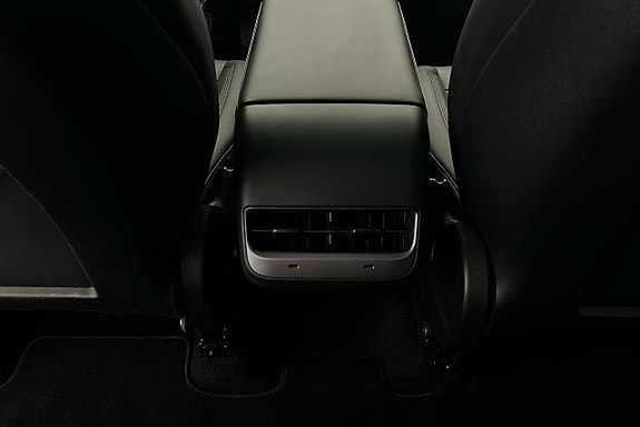 Tesla Model Y 22 of 25
