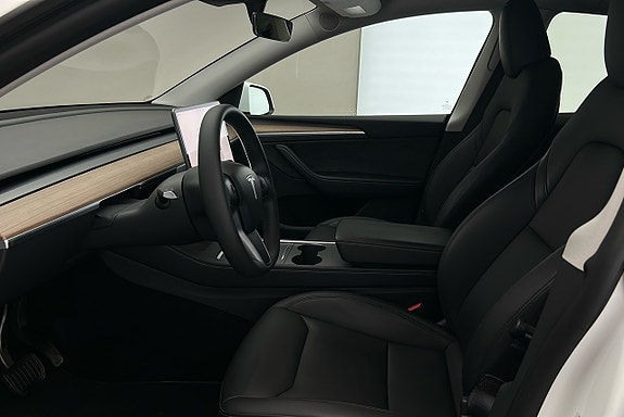 Tesla Model Y 9 of 25