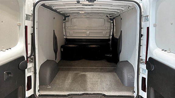 Nissan NV300 10 of 17