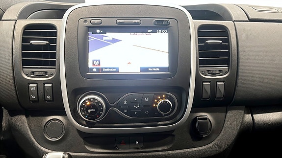 Nissan NV300 12 of 17
