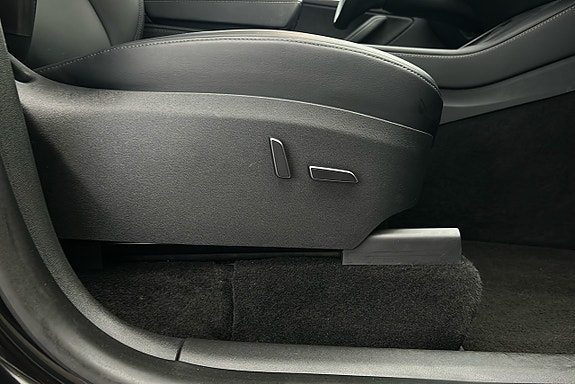 Tesla Model Y 16 of 25