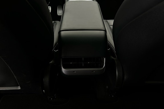 Tesla Model Y 22 of 25
