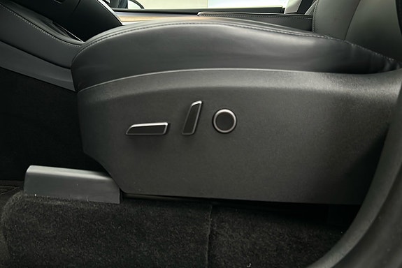 Tesla Model Y 15 of 25