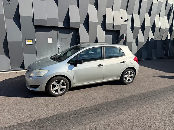Toyota Auris 2 of 4