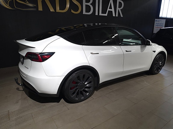 Tesla Model Y 5 of 13