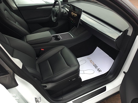 Tesla Model Y 7 of 13