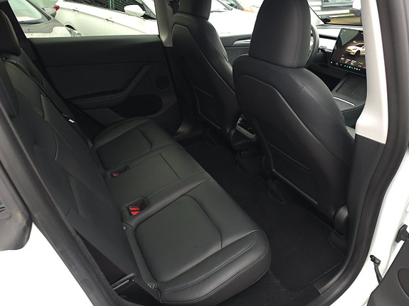 Tesla Model Y 10 of 13