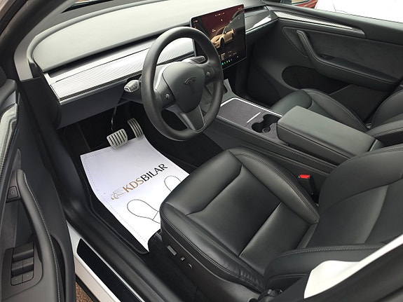 Tesla Model Y 9 of 13