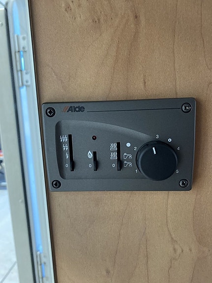 Bürstner l642 ALDE/AC/Taksäng/Soffa/Manuella stödben/Cykelställ 8 of 24