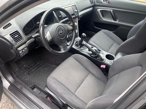 Subaru Legacy 5 of 6