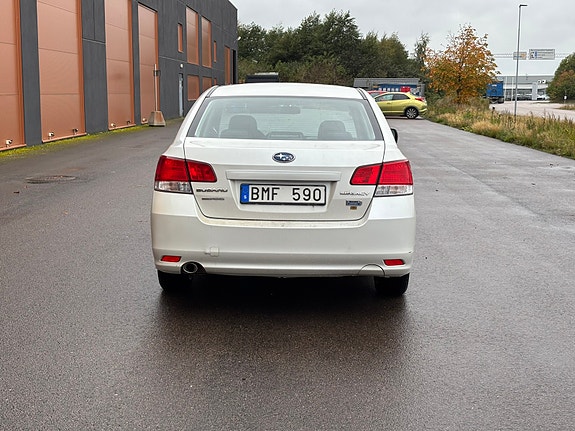 Subaru Legacy 5 of 8