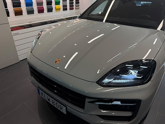 Porsche Cayenne 4 of 25