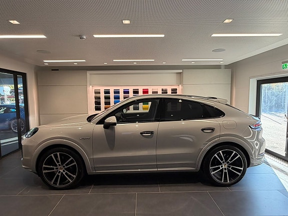 Porsche Cayenne 2 of 25