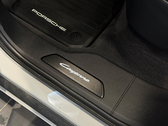 Porsche Cayenne 12 of 25