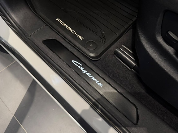Porsche Cayenne 17 of 25