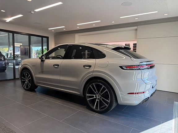Porsche Cayenne 3 of 25