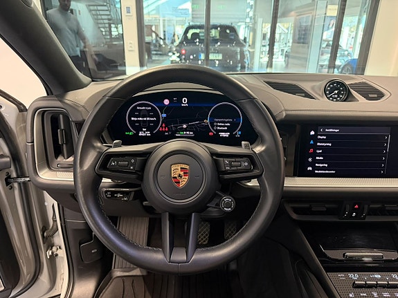 Porsche Cayenne 16 of 25