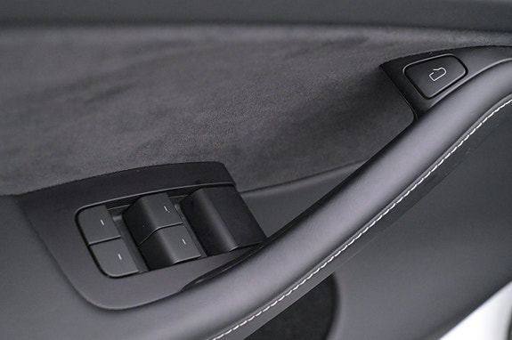 Tesla Model Y 10 of 27