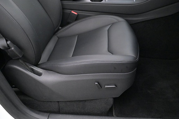 Tesla Model Y 13 of 27