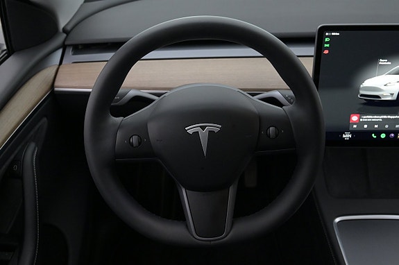 Tesla Model Y 7 of 27