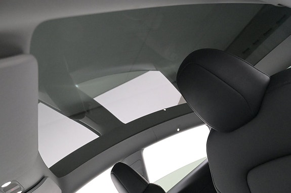 Tesla Model Y 25 of 27