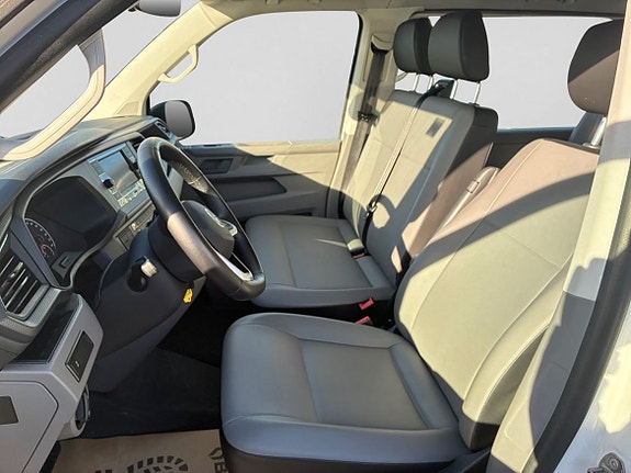 Volkswagen Caravelle 9 of 15