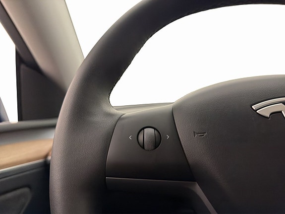 Tesla Model Y 14 of 30